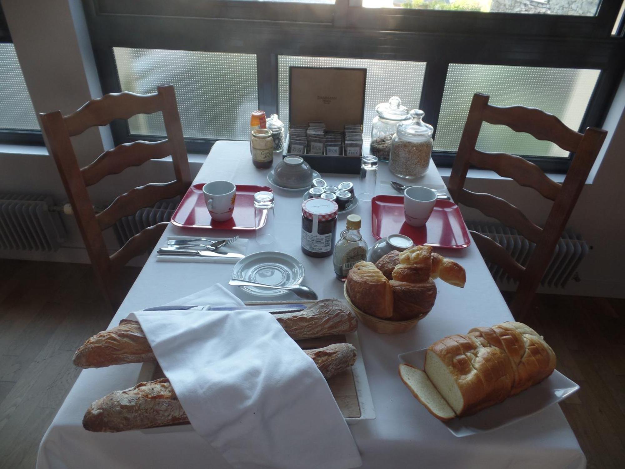 Logis Hotel Restaurant Le Commerce Guichen Екстер'єр фото